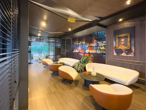 Crystal Boulevard Interior Commercial 8